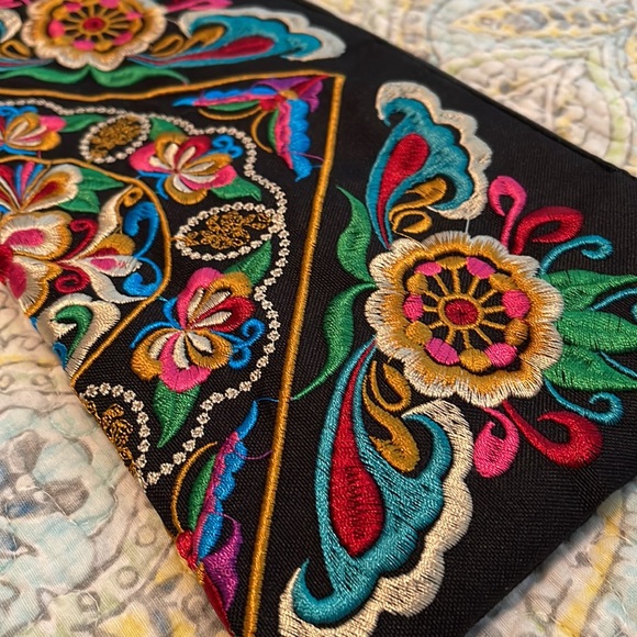 Embroidered clutch makeup bag - Picture 2 of 3